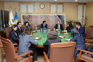 회의산구 방문단 일행 군의회 방문 대표이미지