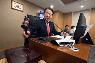 제242회 제2차 정례회 제3차 본회의 내용보기 제242회 제2차 정례회 제3차 본회의 대표이미지